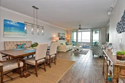Image de Sparkling Clean Beachfront Condo at Fishermans Haven - Private Beach! Fh 703