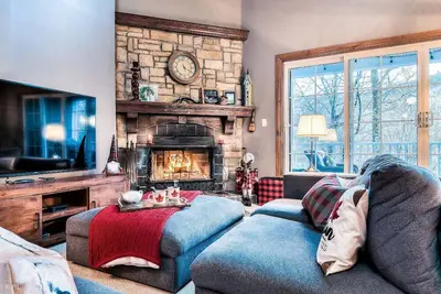 Image de Tremblant Les Manoirs -3 Chambres avec Accès Piscine et Spa, proche du Village Piétonnier - Escapade