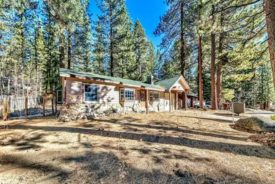 The Lazy Bear's Den-guests love the backyard, family room and location!
