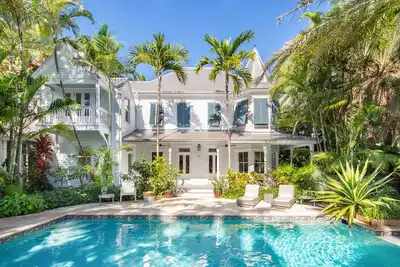 Image de Fernwood ~ Dreamy, Lush Estate with Incredible Outdoor Space with Pool & Spa!