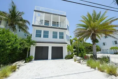 Image de Sunset Surf - Wonderful beach views with private pool. Walk to beach and sleeps 16.