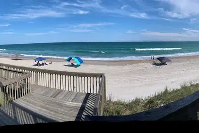 Image de Family friendly oceanfront condo, directly on the beach.