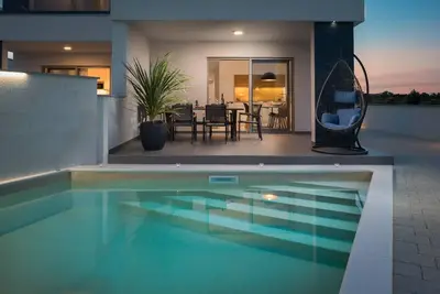 Image de Maison de vacances Sibenik pour 1 - 7 personnes avec 4 chambres à coucher - Maison jumelée