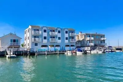 Image de Bay Front Outstanding Views & Stunning Sunsets! Just 2 1\/2 blocks to the beach, nightlife, restaurants, and recreation fields.
