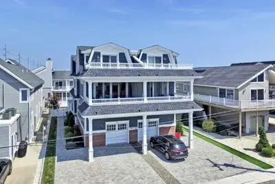 Image de The home offers a private heated pool and is only one and half block walk to the 67th Street beach, one of <br>the least crowded and widest beaches on island.
