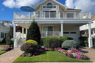 Image de Master Suite with private deck full bath with jacuzzi tub, Large wrap around deck to dinner with the family. Beach path is on 48th Street to one of most desirable beach locations on the island.