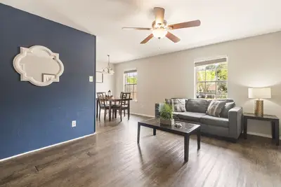 2 Blocks from At&T Stadium ★ Comfy Beds ★ Inviting
