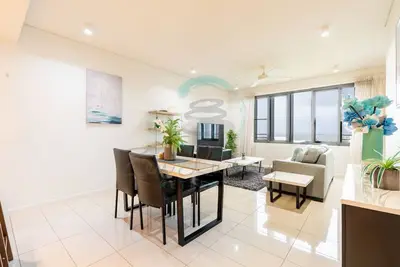 Image de Waterfront Retreat: Ocean Views ~ Pool ~ Balcony