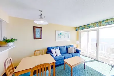 Image de 15th floor oceanfront condo w/ shared hot tub, balcony, central Ac, free WiFi