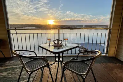 Image de Stylish Lakefront, King Bed Suite, Sunset View, Pool, Boat Slip, PrivateTopFloor
