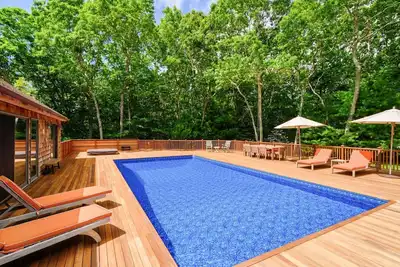 Image de Ample Decking, Large Pool, Finished Lower Level with Full Service Gym, . . .