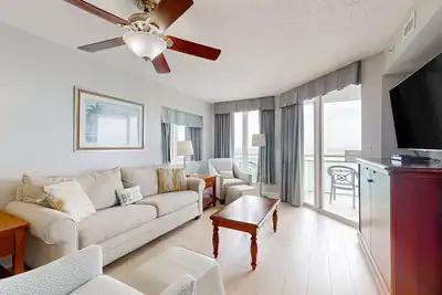 Image de 10th-floor oceanfront condo with pool, hot tub, balcony & central Ac