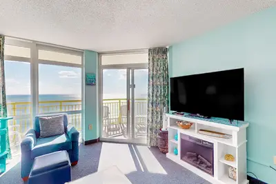 Image de 11th floor oceanfront condo w/ shared hot tub, balcony, central Ac, free WiFi