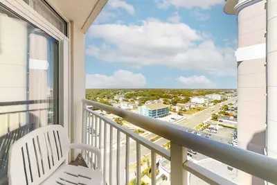 Image de 14th floor studio w/ shared hot tub, balcony, shared pool, WiFi, & central Ac