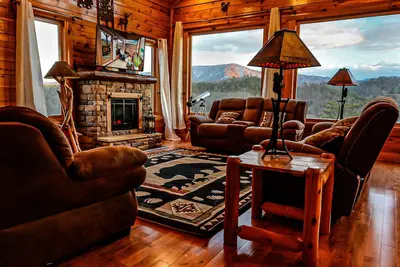 Image de Rustic Mountain Retreat ~ Panoramic Mountain View ~ Hot Tub ~ Game Room