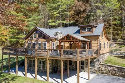 Image de Bear Creek Cabin! Hot Tub+Fire Pit, Fireplace, Mtn Lodge, Private, WiFi, Grill!