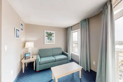Image de 11th floor studio w/ WiFi, balcony, shared pool, shared hot tub, & central Ac