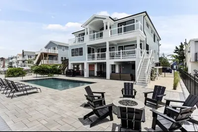 Image de Expansive Bayfront Home w\/ Heated Saltwater Pool & Dock