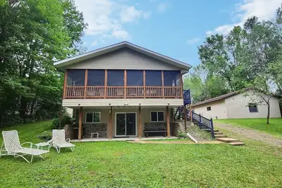 Image de Beautiful Lakefront Home On Large Wooded Lot.