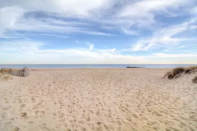 Image de 1st Beach Block Luxury Gr. Floor Duplex - 3 houses from the Beach! !