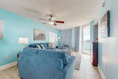 Image de 9th-floor oceanfront condo with central Ac, hot tub & balcony