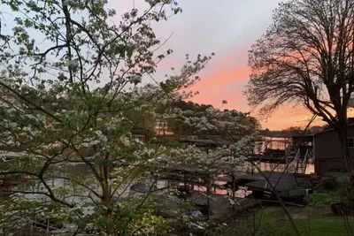 “Seclusion” - Swim-Boat Dock, Hot Tub, Fire Pit, Kayaks for rent on property