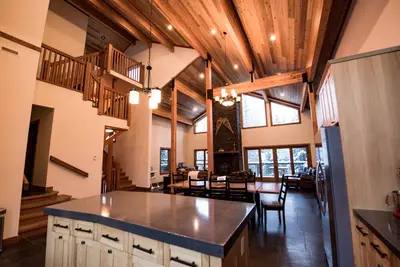 Image de 4000 sqft chalet on ski hills and mountain bike trails, hot tub, 10 adults/4kids