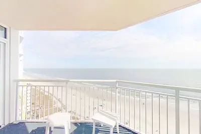 Image de 15th floor oceanfront condo w/ free WiFi, central Ac, shared hot tub, balcony