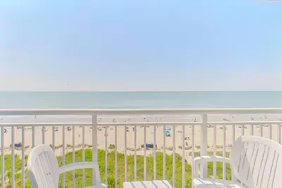 Image de 6th floor oceanfront condo w/ shared pool, central Ac, shared hot tub, balcony