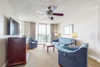 Image de 9th-floor oceanfront condo with balcony, central Ac & hot tub