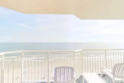 Image de 16th floor oceanfront condo w/ shared hot tub, shared pool, central Ac, WiFi