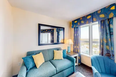 Image de 15th floor studio w/ WiFi, central Ac, balcony, shared hot tub, & shared pool