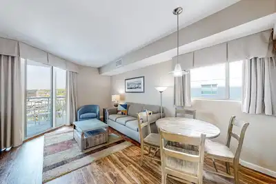 Image de 1st floor condo with pool, hot tub, marina view, private W/D & central Ac