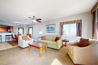 Image de 8th floor oceanfront condo with pool, balcony & central Ac