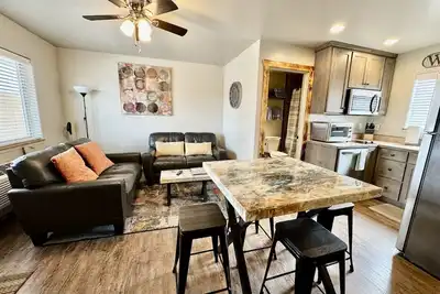 Image de Adventure-ready stay with garage, balcony sunsets & dog-friendly comfort