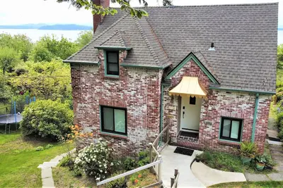 Amazing and serene view house, art deco charmer, fully restored