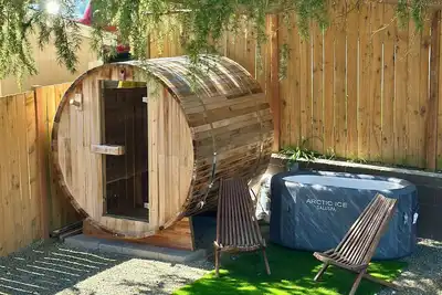 Image de Ruston Retreat: Sauna, ice bath, Modern 4b 4ba \n& Stunning Water View