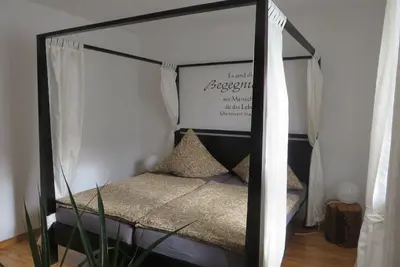 Image de Cozy vacation apartment (80 m2) with wooden terrace and sunbathing lawn