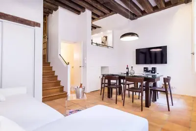 Image de Stay in one of the most famous square in Paris