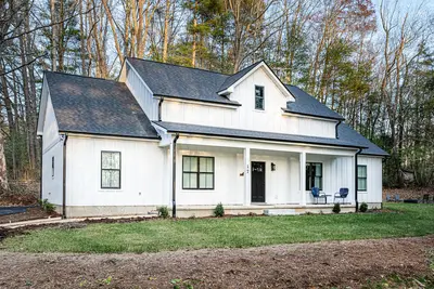Image de Beautiful Farmhouse with Hot Tub and Fire Pit!