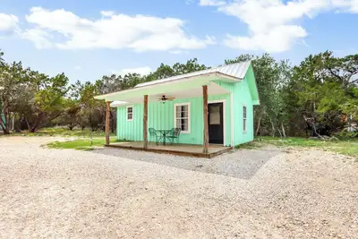 Image de The Driftwoods - Charming Green Cabin with Fun Entertainment Area