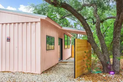Image de The Driftwoods - Pink Container House
