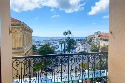 Cannes : Quai st pierre, bel appartement avec balcon, vue sur le vieux port