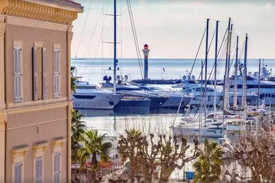 Cannes : Félix faure, bel appartement lumineux en centre ville avec balcon