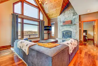 Image de Mountain View Manor - Expansive Views, Hot Tub, Hiking & Nearby Lakes!