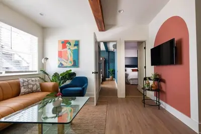Image de ✰ Crosley Suite ✰ Just Blocks to King St!
