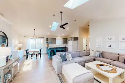 Image de Family-Friendly Beach Home with High-Speed WiFi, Gas Fireplace, and Washer/Dryer