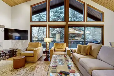 Image de Relaxing, mountain-view house with two fireplaces, furnished deck, & fenced back