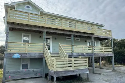 7 bdrms, private pool, hot tub, ocean view, sunset/sunrise views, multiple decks