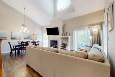 Image de Second-Floor Condo with Shared Pool & Hot Tub, and High-Speed WiFi